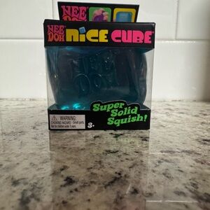 Nice Cube Super Solid Squish - Blue